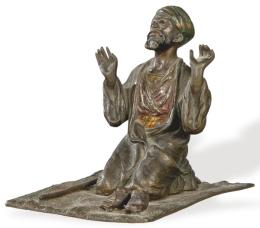 Lote 1098: Franz Xavier Bergmann (Austria 1.861-1.936) 
"Arabe Rezando"
Escultura de bronce con restos de policromía.