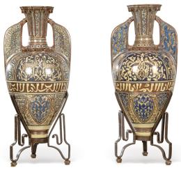 Lote 1101: Pareja de jarrones o vasos de la Alhambra en cerámica esmaltada en azul cobalto y reflejo metálico