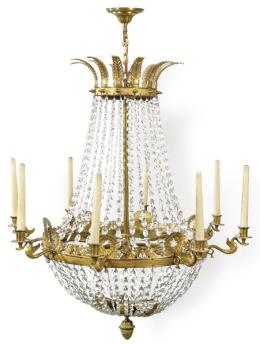 Lote 1102: Lámpara de techo de ocho brazos de luces estilo Luis XVI en bronce dorado y sartas de cristal.