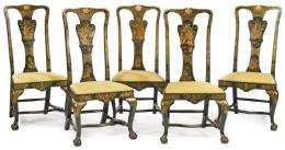 Lote 1103: Conjunto de 10 sillas siguiendo modelos ingleses del primer tercio del S. XVIII en madera tallada, lacada y decoradas cada una de ellas con una escena diferente de chinoiserie en dorado.