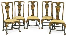 Lote 1104: Conjunto de 10 sillas siguiendo modelos ingleses del primer tercio del S. XVIII en madera tallada, lacada y decoradas cada una de ellas con una escena diferente de chinoiserie en dorado.