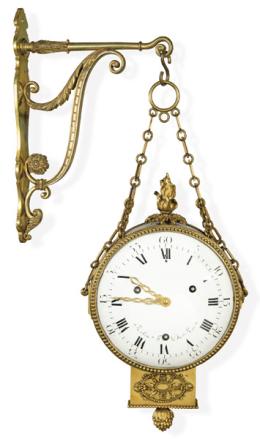 Lote 1107: Robert Robin (1741 - 1799), maestro relojero desde noviembre de 1767
Reloj de pared de doble cara Luis XVI en bronce dorado.