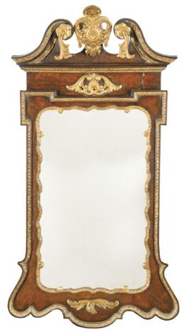 Lote 1110: Marco de espejo Jorge II en madera de caoba recortada, rematado por frontón clásico partido, con decoración tallada y dorada. 
Inglaterra, 1745-50