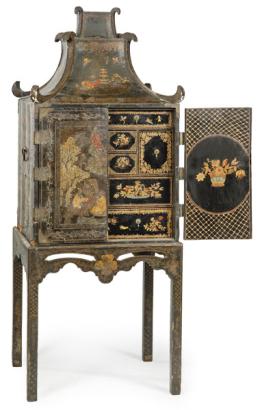 Lote 1111
Cabinet Jorge III en madera lacada en color negro (japanned lacquer).
Inglaterra, principios S. XIX