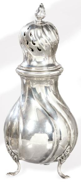Lote 1115: Azucarero de plata danesa punzonada de Christian F. Heise (1904-1932) Copenhague 1915.
Con decoración de estrías sesgadas y cuatro patas.