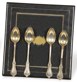 Lote 1131: Juego de doce cucharillas de café y pinza en plata posiblemente francesa, sin punzonar, época de Napoleón III mediados S. XIX.