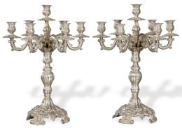 Lote 1146
Pareja de candelabros de plata española punzonada 1ª Ley.
Con siete brazos de luz, repujados y cincelados con motivos vegetales y rocalla.