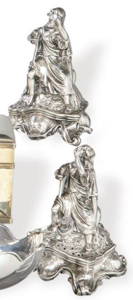 Lote 1154
Pareja de palilleros de plata francesa punzonada de Emile Hugo, París ff. S. XIX.