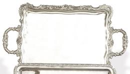 Lote 1204: Bandeja rectangular de dos asas de plata española punzonada 1ª Ley.