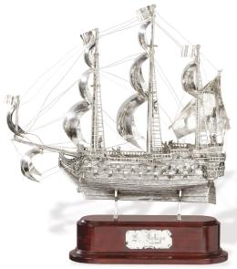 Lote 1207: "San Felipe" barco realizado en plata española.
Con peana de madera con placa con su nombre y la fecha "1690".