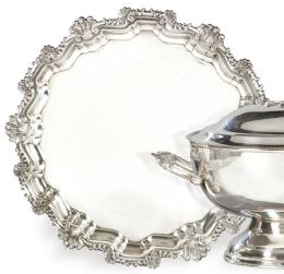Lote 1208: Bandeja circular de plata española punzonada 1ª Ley de Matilde Espuñes con marca comercial de R. Torres.