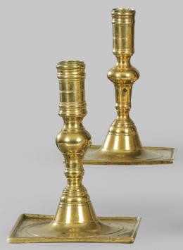 Lote 1226: Pareja de candeleros de bronce con base cuadrada S. XVII
