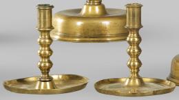 Lote 1227: Pareja de candeleros de bronce dorado, España S. XVII.