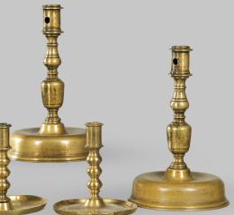 Lote 1228: Pareja de candeleros españoles de bronce S. XVII