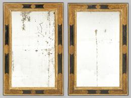 Lote 1243: Pareja de marcos de espejo en madera pintada en negro con decoración grabada en centros y esquinas en dorado.
Italia, S. XVIII