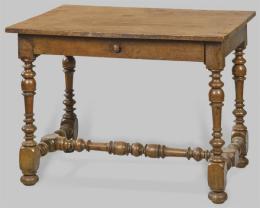 Lote 1252: Bufete de tapa rectangular en madera de nogal, con cajón central sobre patas torneadas unidas por chambranas.
España, S. XVIII
