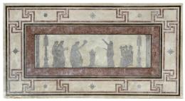 Lote 1270-B: Panel rectangular con decoración de escenas clásicas enmarcadas y rodeadas de cenefa geométrica imitando piedra de porfido en estuco pintado.