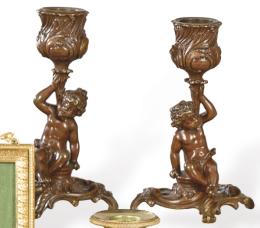 Lote 1285: Pareja de candeleros de bronce patinado, Francia pp. S. XX.