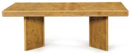 Lote 1300: Mesa de comedor con tapa rectangular en madera de roble, sobre dos bases en forma de ángulo en madera de raíz de arce.
S. XX