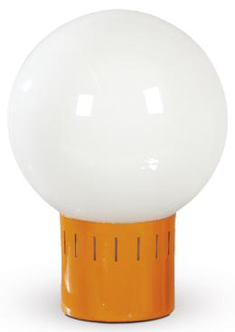 Lote 1327: Lámpara con estructura de metal esmaltado en naranja, con difusor globular de opalina blanca. Años 60