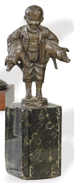 Lote 1471: Siguiendo a Julius Schmidt-Felling (Alemania 1835-1920) con sello de fundición de Bronze Garantie
"Niño con Cerdos" ff. S. XIX pp. S. XX
Figura en bronce patinado