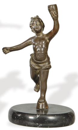 Lote 1472: "Niño" en bronce patinado Grand Tour S. XIX.
Sobre base de mármol negro.