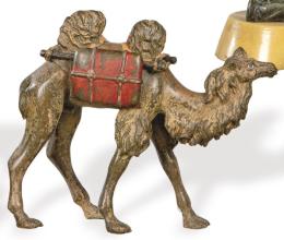 Lote 1478: Franz Xavier Bergmann (Austria 1.861-1.936) 
"Camello"
Escultura en bronce policromado.