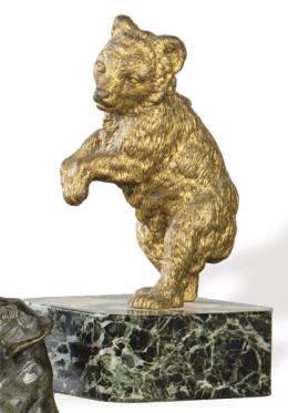 Lote 1480: "Oso de Pie" en bronce dorado, Francia S. XIX
Con peana de mármol serpentín.