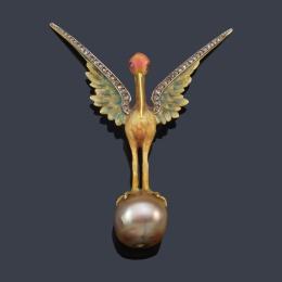 Lote 2000: Broche-colgante 'Art Nouveau' con diseño de cigüeña con diamantes talla rosa, perla 'gold' y esmalte 'Basse-Taille' policromado. C. 1900.
