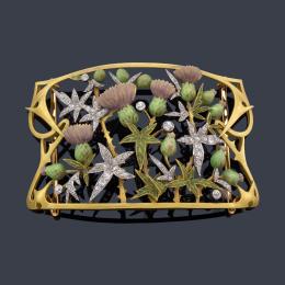 Lote 2001: Delicada placa de cuello 'Art Nouveau' con diseño convexo, motivos calados de tallos con flor de cardo en esmalte color violáceo y verde, enriquecidos con diamantes talla antigua. Circa 1900.