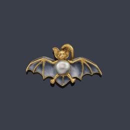 Lote 2002: Colgante época 'Art Nouveau' en forma de murciélago con perlita central y esmalte. Circa 1910.