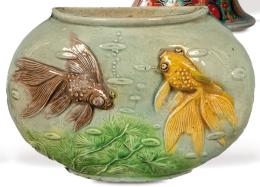 Lote 1427
Macetero de pared de porcelana vidriada con dos peces en relieve de estilo chino ff. S. XIX.