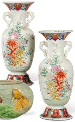 Lote 1428
Pareja de jarrones de porcelana japonesa con decoración de esmaltes polícromos, Periodo Meiji (1868-1912).