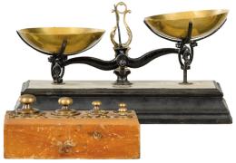 Lote 1527: Balanza francesa de latón, madera y mármol de 1kg h. 1900.