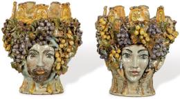 Lote 1546: Pareja de maceteros en forma de cabezas de moros coronados en cerámica pintada y esmaltada.
Italia, mediados S. XX
