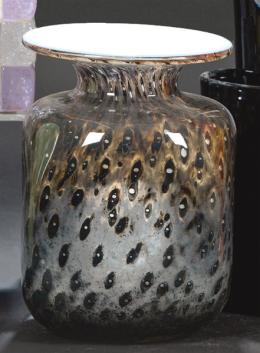 Lote 1549: Jarrón de cristal de Murano doblado cuadrangular con interior en opalina y decoración de retícula romboidal con efecto de plumaje.