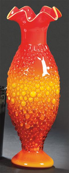Lote 1551: Jarrón de cristal de Murano con boca rizada y gotas aplicadas en tonos naranja y rojos.
