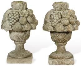 Lote 1556: Pareja de cestas de frutas de arenisca para jardín.