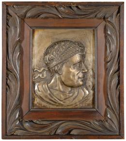 Lote 1559
"Perfil de Emperador Romano" en metal plateado repujado y cincelado S. XIX.