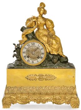 Lote 1560
Reloj de sobremesa romántico en bronce, sobre basamento rectangular, la esfera plateada del reloj, y sentada en ella una figura de dama. Máquina francesa del tipo "París"