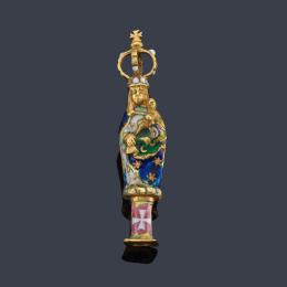 Lote 2005: Colgante con la Imagen de La Virgen del Pilar en esmalte policromado en montura de oro amarillo de 18K. S. XVII.