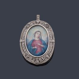 Lote 2043
Medalla devocional con La Imagen de La Virgen pintada a mano enmarcado en platino y diamantes talla rosa. Ppios S. XX.