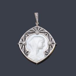 Lote 2044: Medalla devocional con La Imagen de La Virgen realizada en nácar enmarcada en platino y decorada con diamantes.
