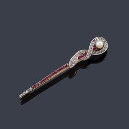 Lote 2081
Alfiler con el símbolo de la Medicina 'Serpiente enroscada en una vara' con una perlita, rubíes calibrados y diamantes talla rosa.