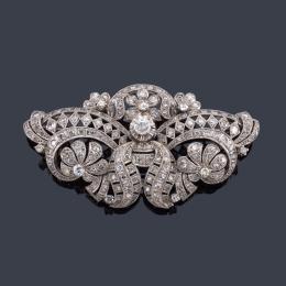 Lote 2084: Broche con motivos florales y bandas caladas con diamantes talla brillante, antigua y 8/8 en montura de platino.