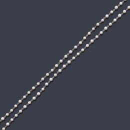 Lote 2093: Collar largo de perlitas con platino.