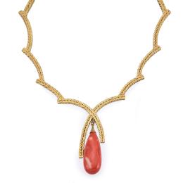 Lote 2113: Collar en oro amarillo de 18K con diseño en espiga con remate de perilla corpórea alargada de coral.
