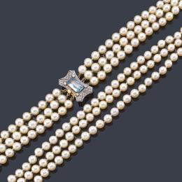Lote 2129: Collar de perlas y broche con diamantes