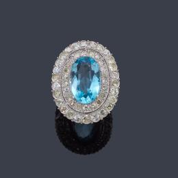 Lote 2131: Anillo años '30 con espinela azul talla oval con doble orla de diamantes talla antigua y 8/8.