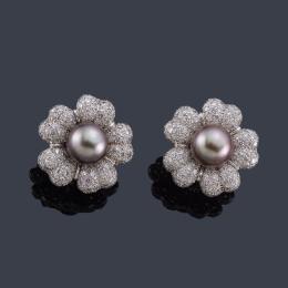 Lote 2135: LUIS GIL
Pendientes con diseño de flor con pareja de perlas de Tahití de aprox. 14,75 mm y 14,65 mm con los pétalos cuajados de brillantes.